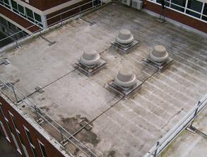 屋顶劣化,造成泄露 屋顶劣化,造成泄露