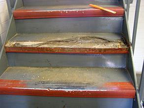 台阶受损和被磨,导致绊倒危险和抓持系统缺失 台阶受损和被磨,导致绊倒危险和抓持系统缺失