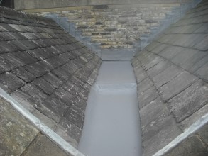 用贝尔佐纳 (Belzona) 3111(弹性膜)跨越铅基材对排水沟进行无缝密封 用贝尔佐纳 (Belzona) 3111(弹性膜)跨越铅基材对排水沟进行无缝密封